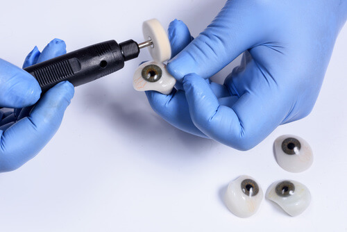 Polissage d'une prothèse oculaire — étape de finition à l'atelier LAB.O3